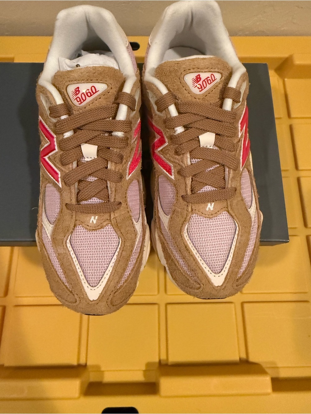 NIB New Balance 9060 Athletic Shoes Beige Pink Suede Mesh US Kid 4 Women’s 5.5 - Picture 2 of 7